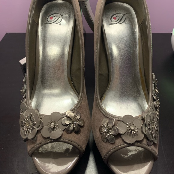 GREY HEELS - Picture 2 of 2